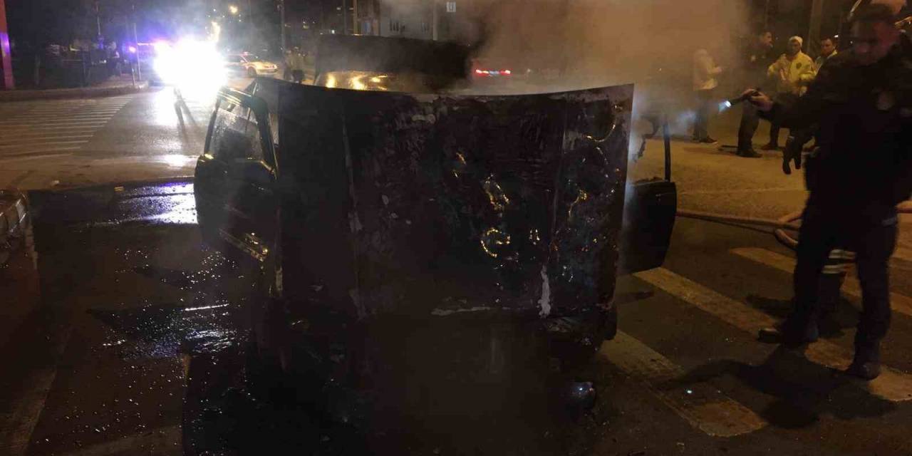 Burdur’da Seyir Halindeki Otomobil Yanarak Kullanılamaz Hale Geldi
