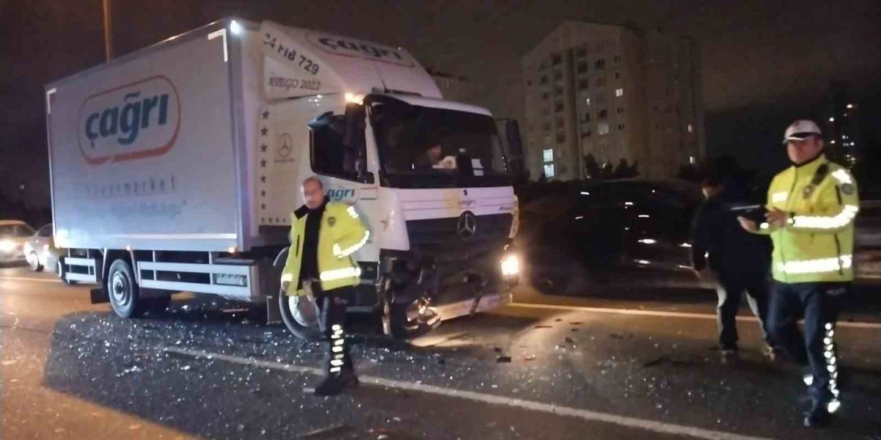 Tem Otoyolu’nda 3 Araç Zincirleme Kazaya Karıştı