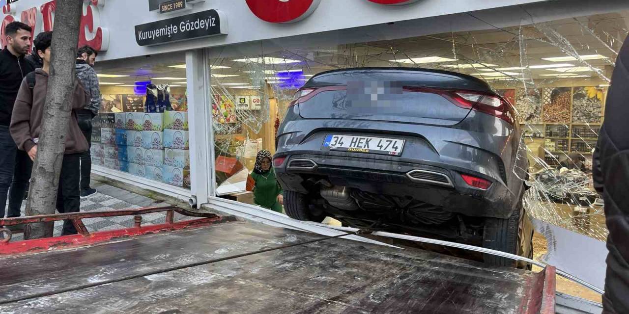 Beylikdüzü’nde Direksiyon Hakimiyetini Kaybeden Sürücü Dükkana Daldı