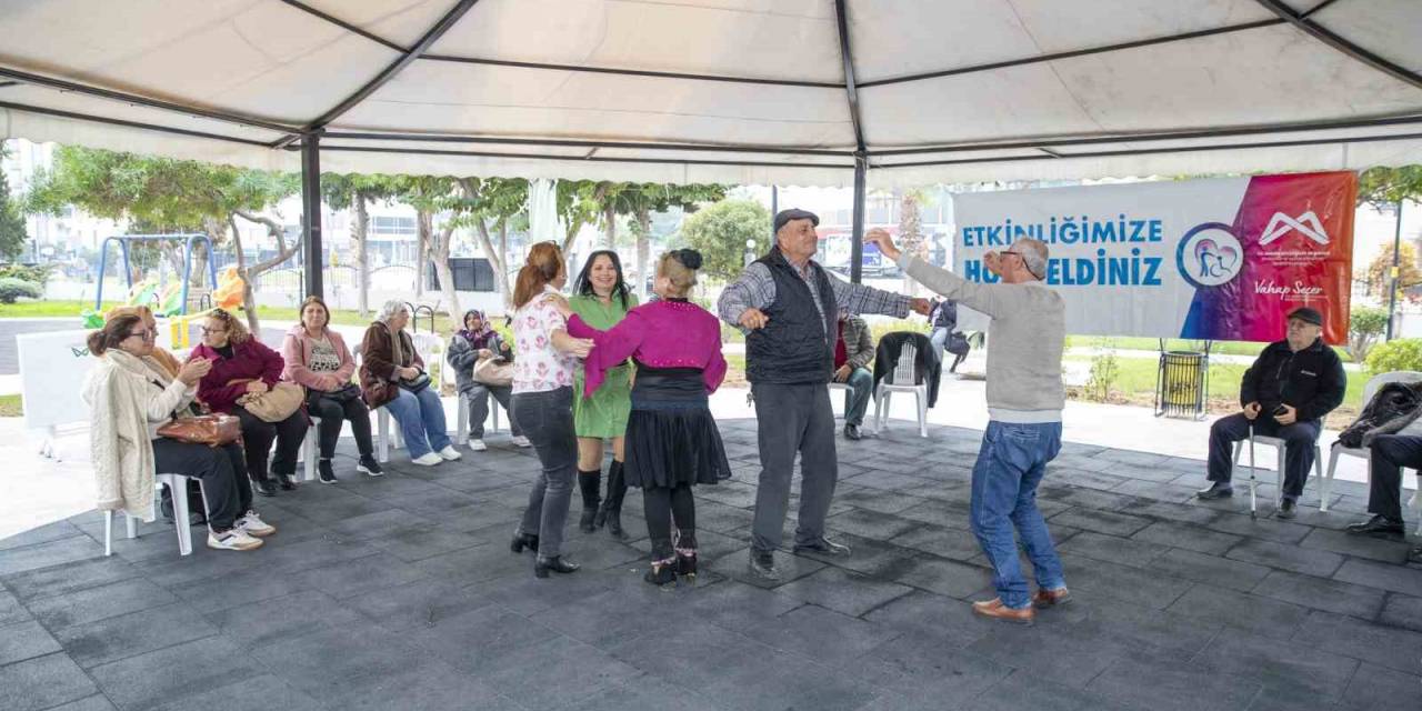 65 Yaş Üzeri Yalnız Yaşayan Vatandaşlar, ‘2024’e Merhaba’ Partisinde Buluştu