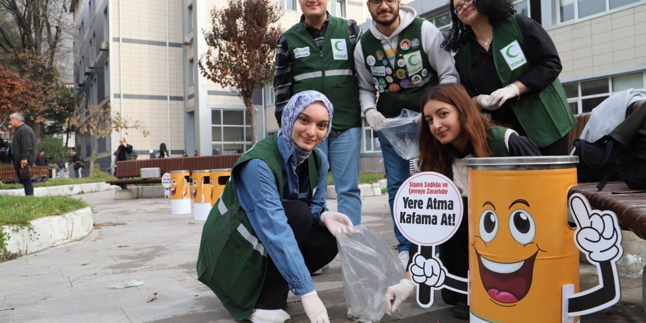 Üniversiteliler Kampüste Sigara İzmariti Topladı