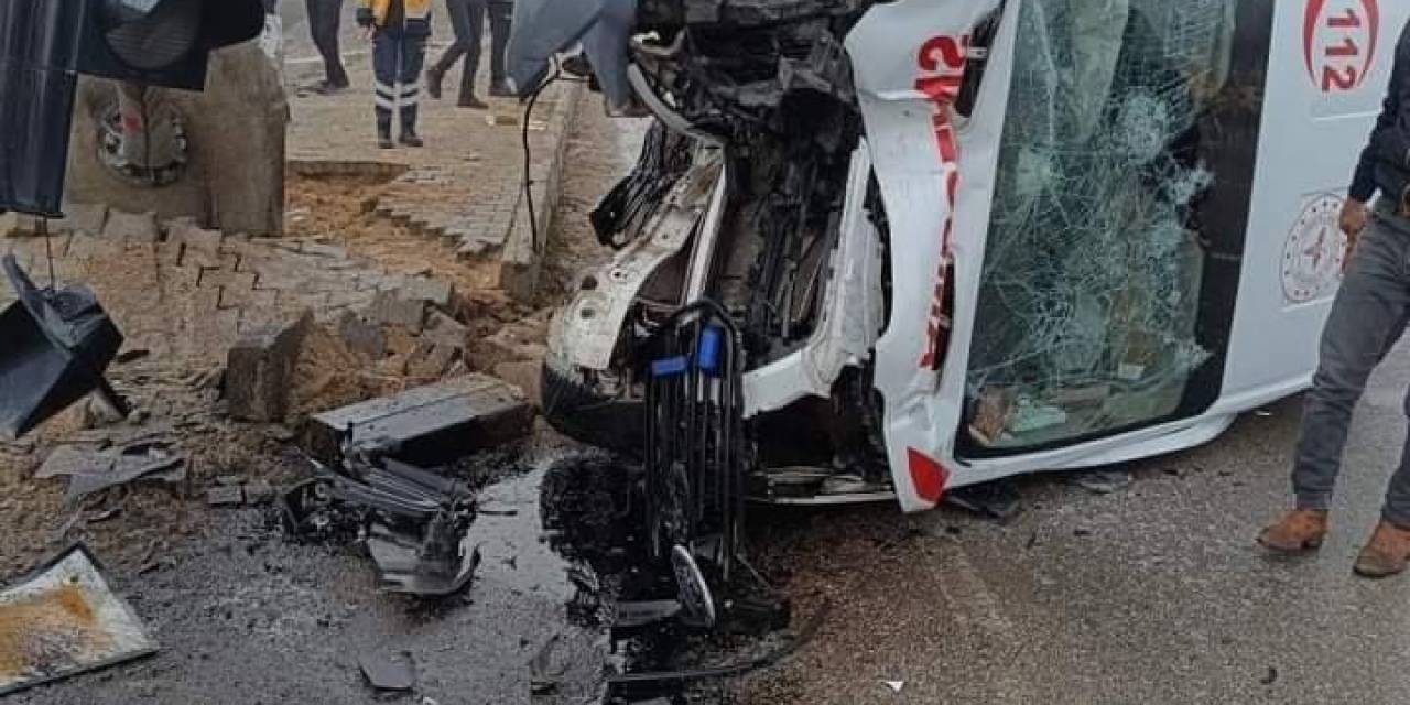 Elazığ’da Ambulans Sinyalizasyon Direğine Çarptı: 1 Yaralı