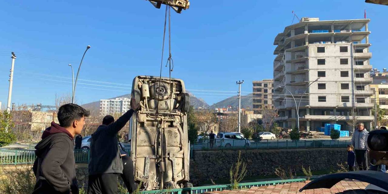 Osmaniye’de Otomobil Dereye Uçtu: 2 Yaralı