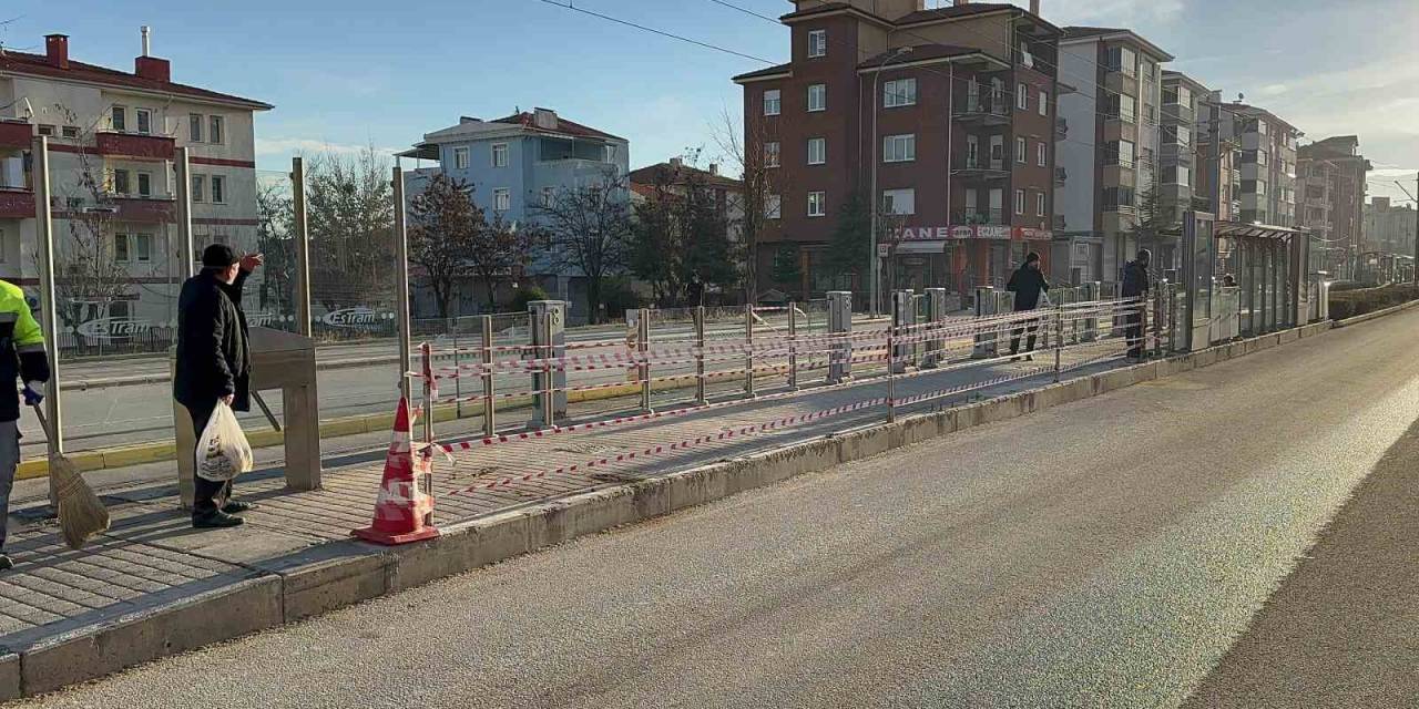 Aşırı Hız Yapan Sürücü Tramvay Durağına Daldı