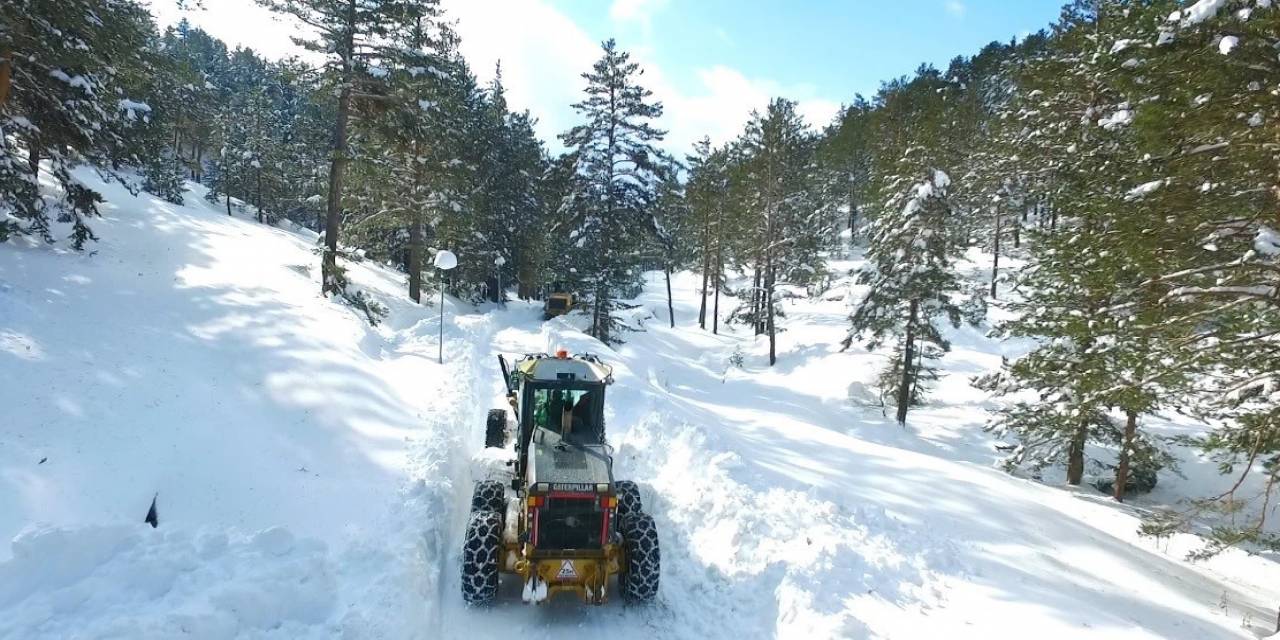 Erzincan’da Köy Yolları Ve Geçitlerde Karla Mücadele Çalışmaları Sürüyor