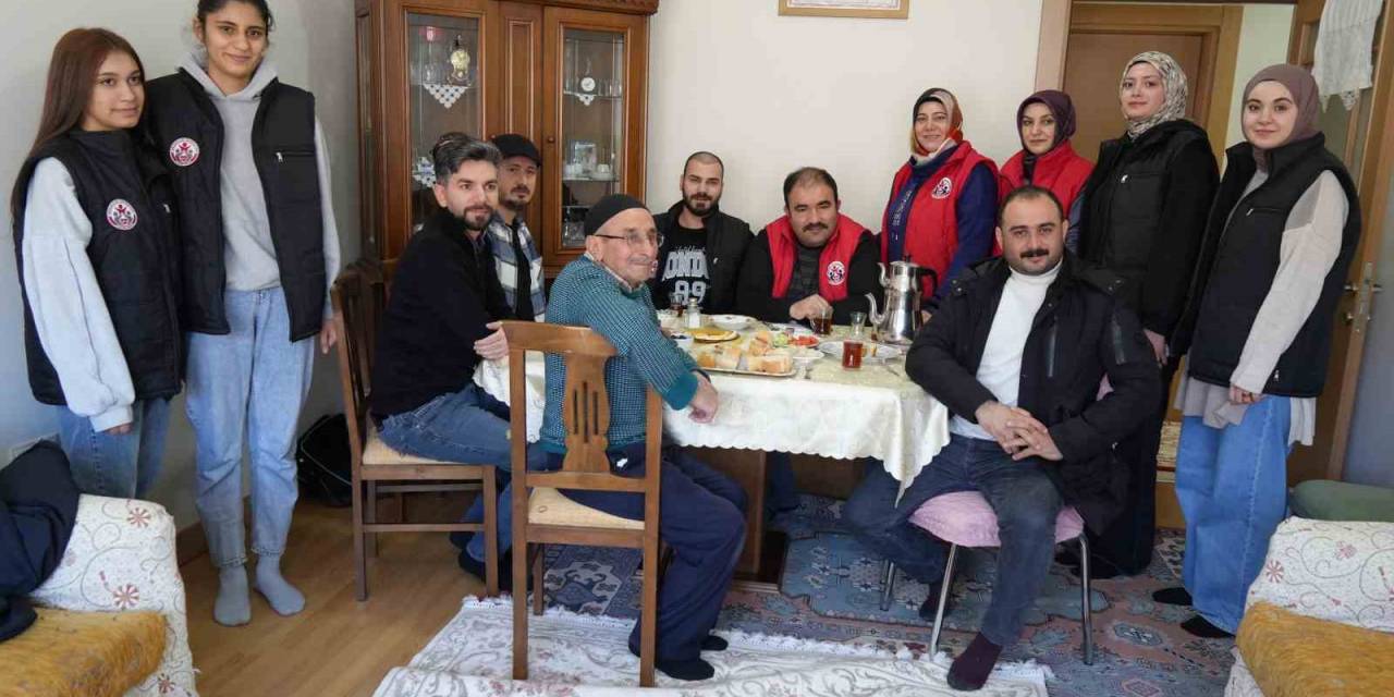 Gönüllü Gençler, Yaşlı Vatandaşları Yalnız Bırakmıyor