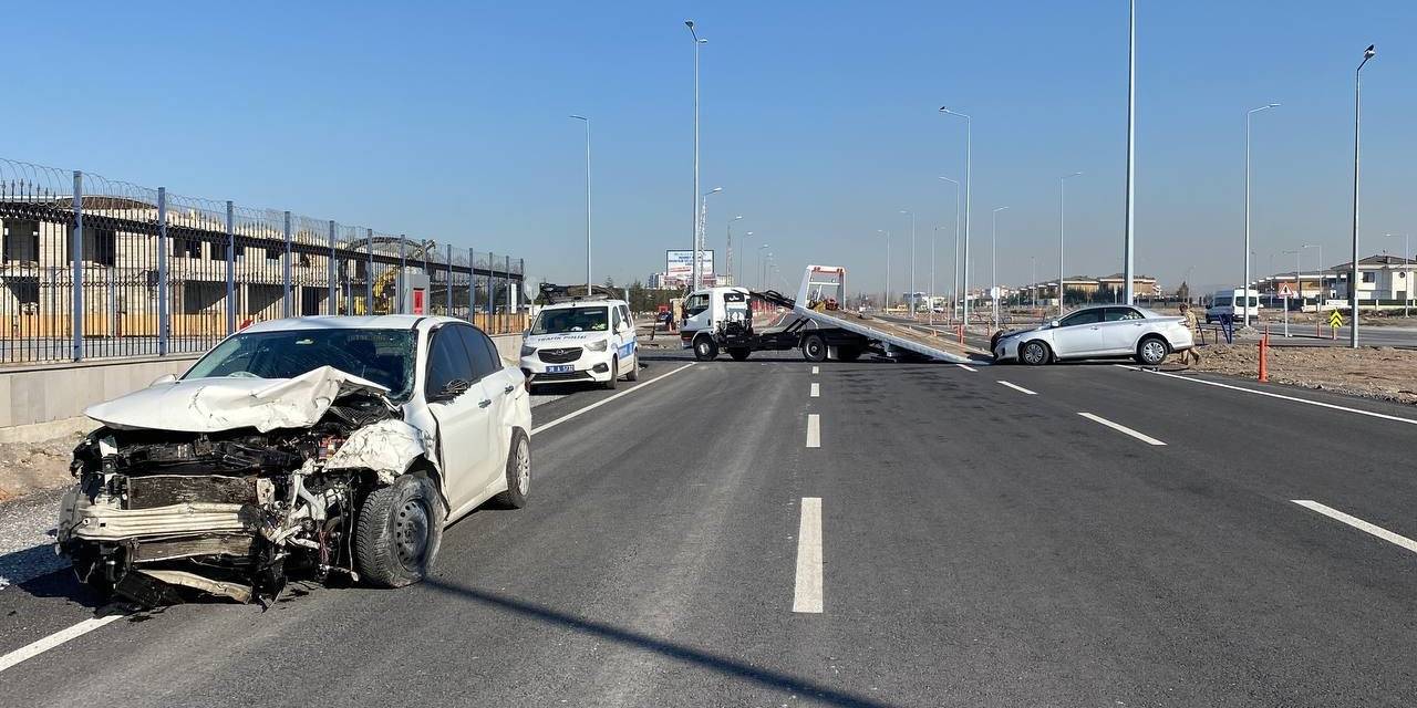 Otomobiller Kavşakta Çarpıştı: 1’i Ağır 3 Yaralı