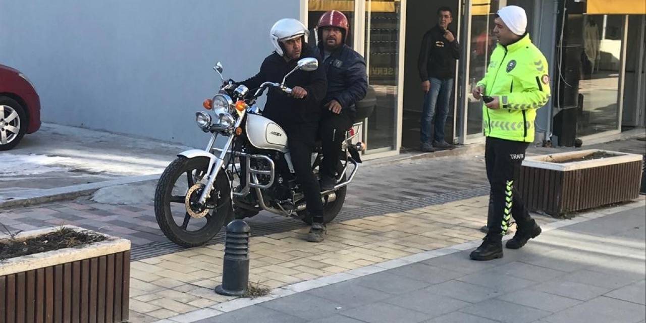 Aliağa’da Yaya Yolunu Kullanan Motosikletlilere Ceza