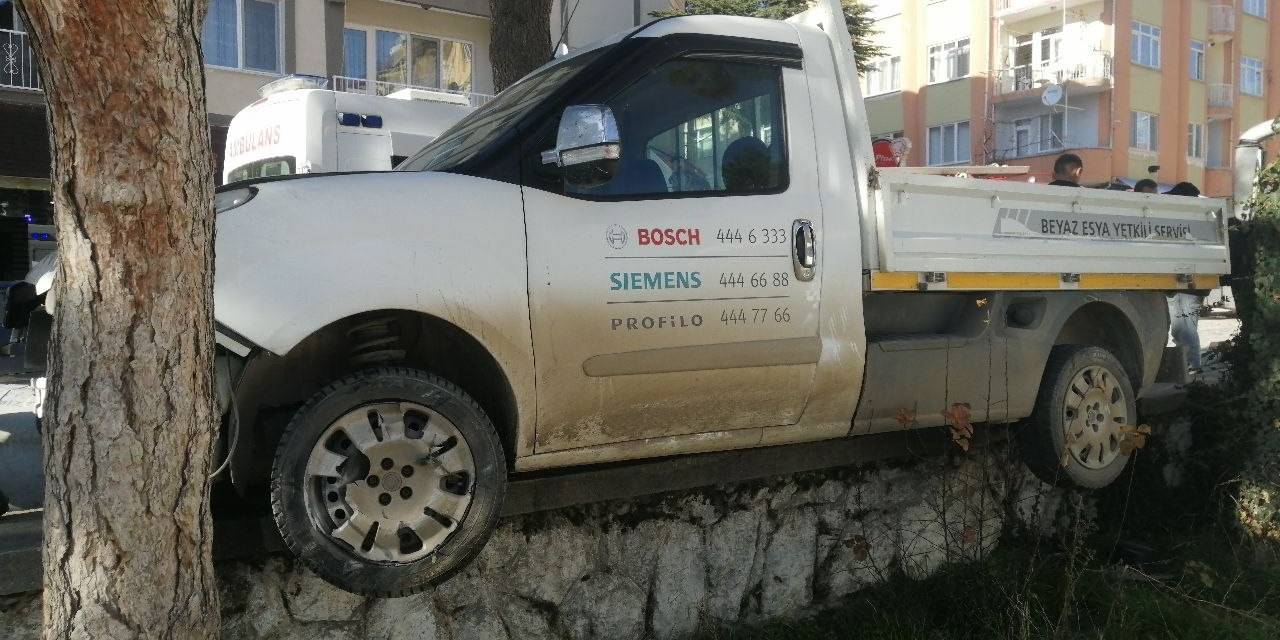 Sokaktan Kontrolsüz Çıkıp Kamyonete Çarptı, Ortalık Savaş Alanına Döndü: 1 Yaralı