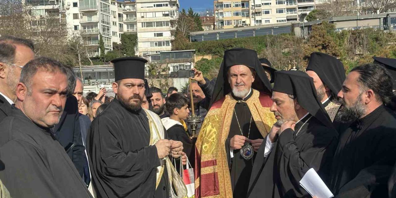 Kadıköy’de 63 Yıl Sonra Haç Çıkarma Töreni Düzenlendi