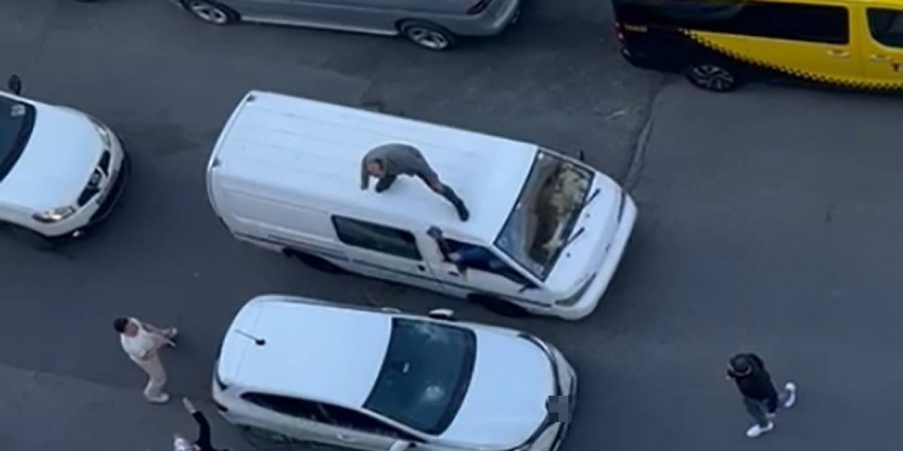 Gaziosmanpaşa’da Trafikte Tartışan Sürücüler Birbirlerine Balyozla Saldırdı