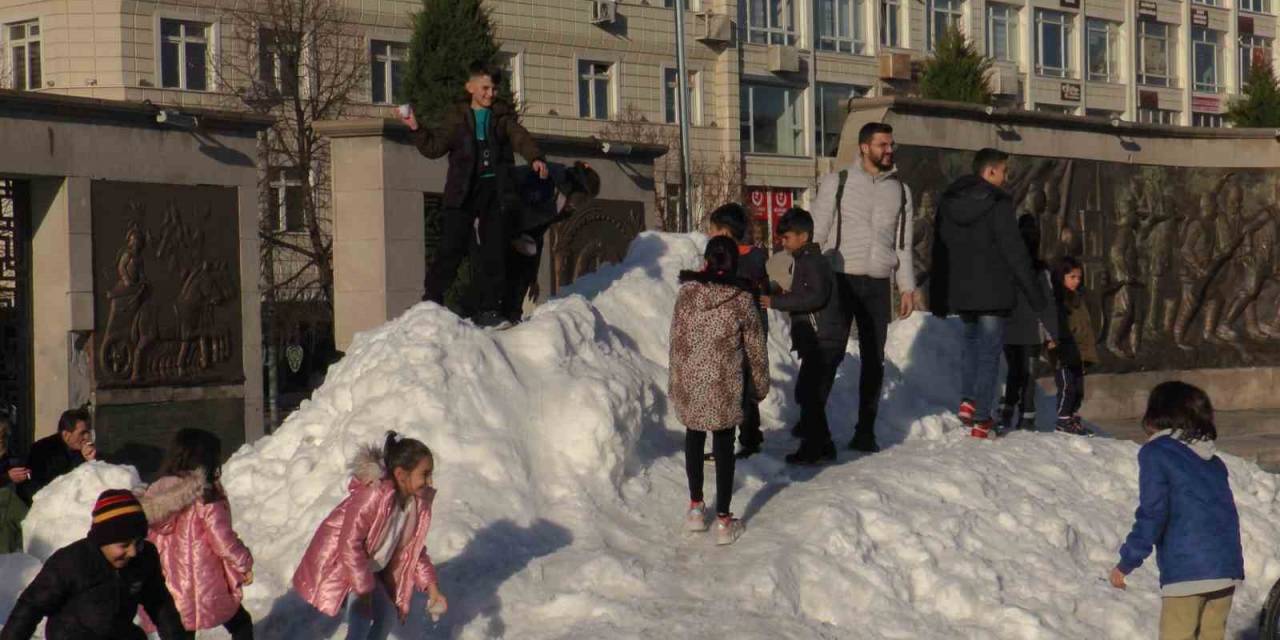 Kar Gördüler, Kendilerinden Geçtiler