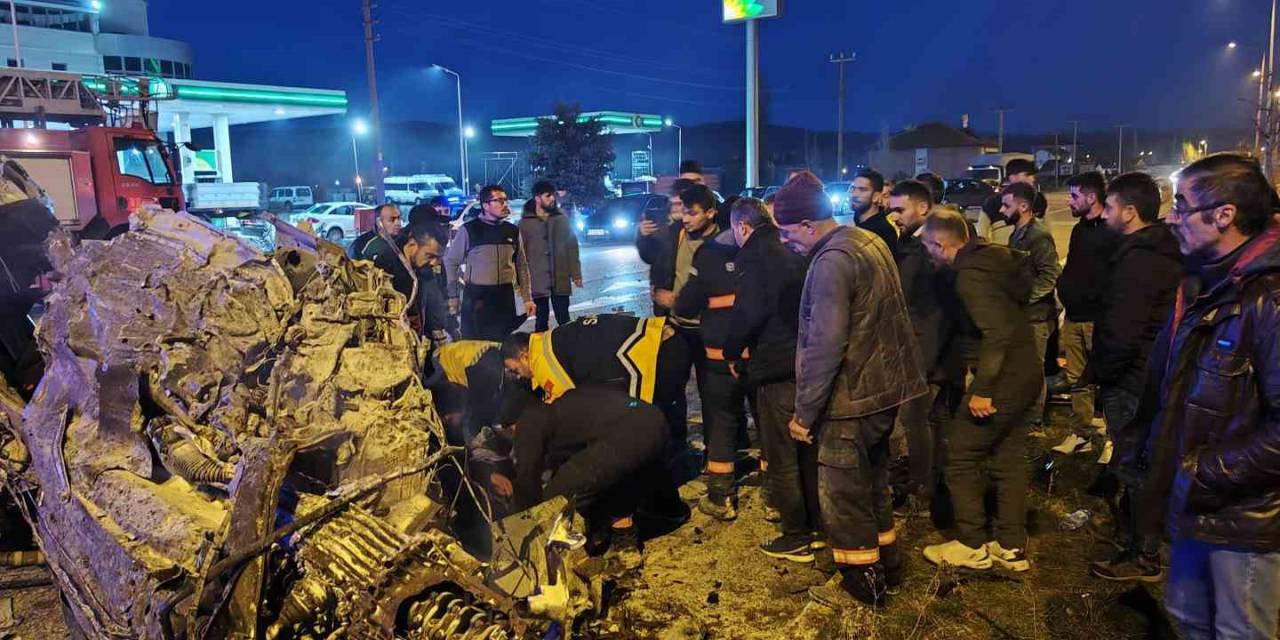Ortadan İkiye Bölünen Araç Yanarak Hurdaya Döndü: 1 Ağır Yaralı