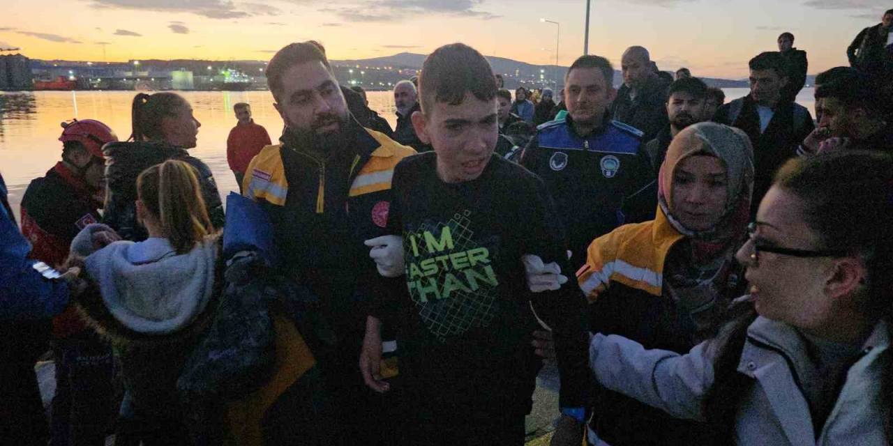 Bandırma’da Kayalıklara Sıkışan Çocuğu İtfaiye Ekibi Kurtardı