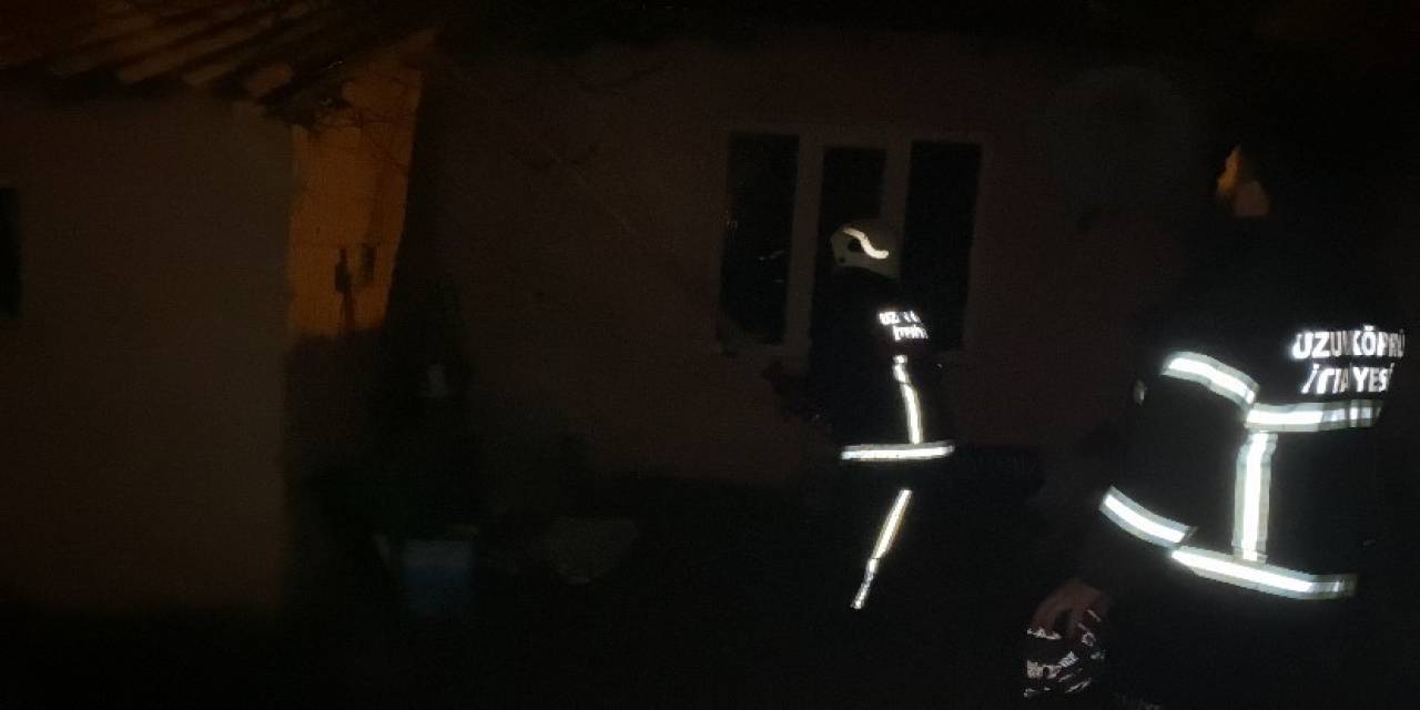 Uzunköprü’de Çıkan Yangında Müstakil Ev Kül Oldu