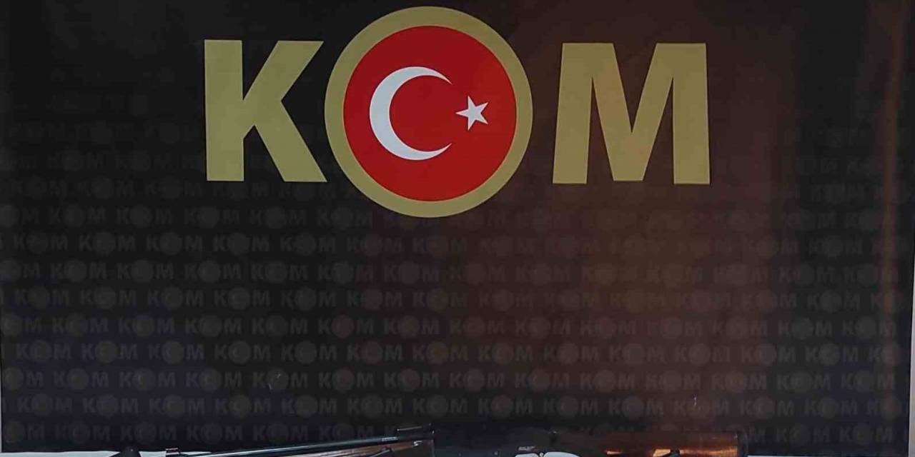 İzmir’de Silah Tacirinin Evine Polis Baskını