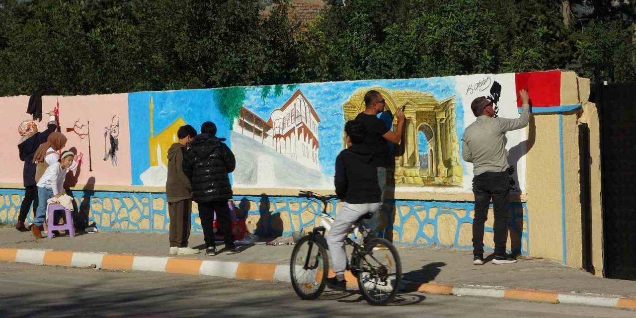 İlçeyi Güzelleştirmek İsteyen Gönüllüler Bir Oldu, Mahalle Sanat Sokağına Döndü