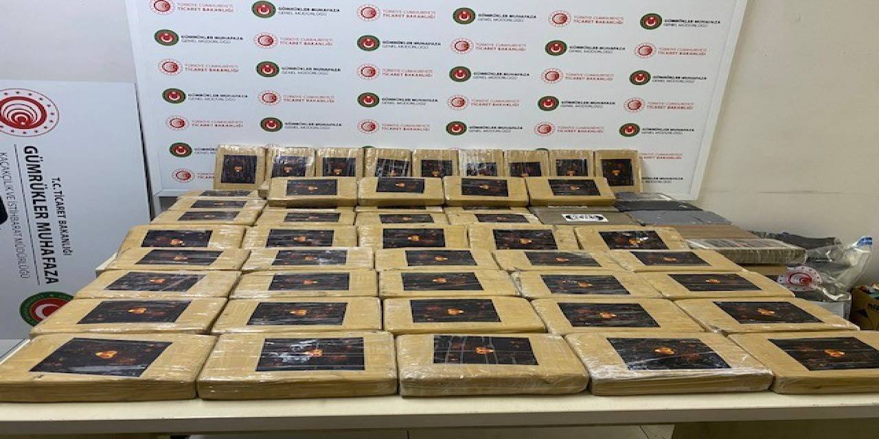 Gümrük Muhafaza Ekipleri Muz Dolu Konteynerde 77 Kilogram Kokain Ele Geçirdi