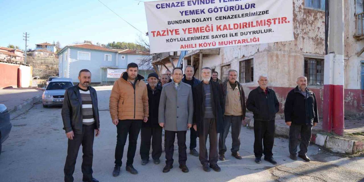 20 Yıldır Sürüyordu, Pankartla Duyurdular: Bu Köyde Taziye Yemeği Kaldırıldı