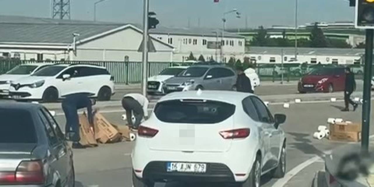 Bursa’da Sürücüler Yere Dökülen Malzeme İçin Seferber Oldu