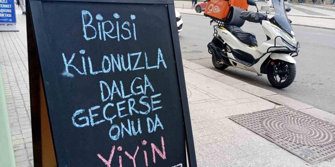 İşletmenin Önüne Konulan Komik Yazı Dikkat Çekti