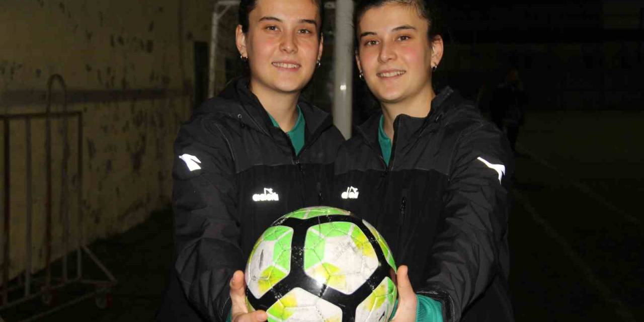 Tek Yumurta İkizi Kadın Futbolcular: Attığı Goller, Gördüğü Kartlar Bile Karıştırılıyor