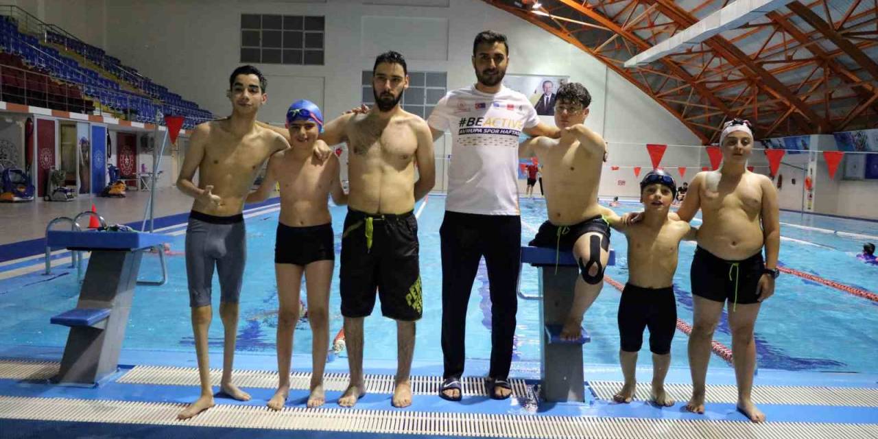 Kulaç Atarak Engelleri Aşıyorlar