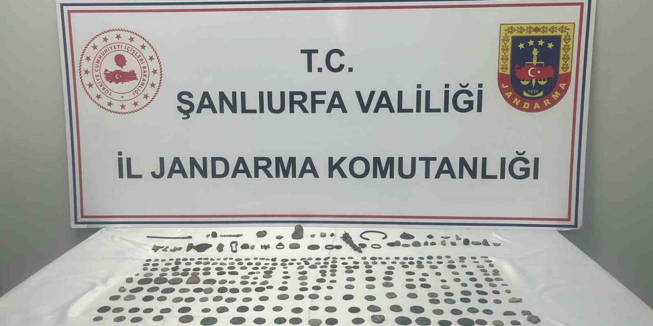 Tarihi Eserleri Satmaya Çalışırken Yakalandı