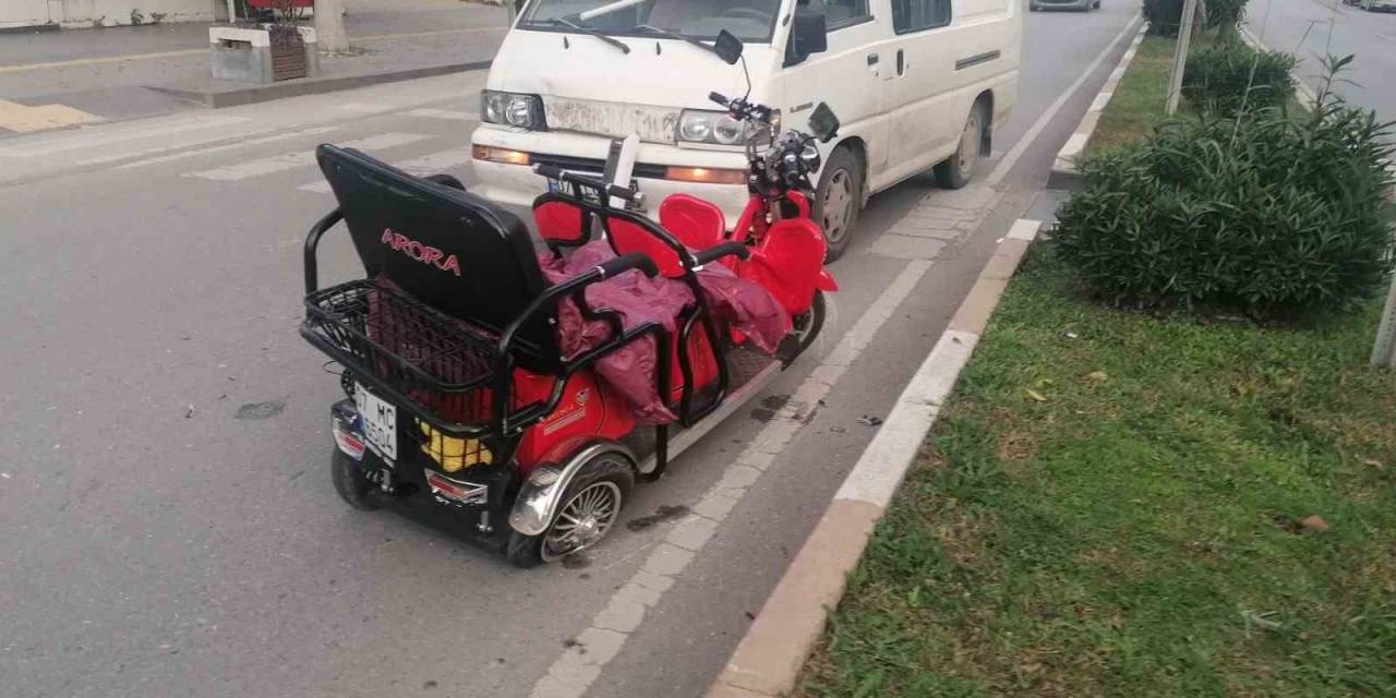 Kamyonetin Elektrikli Bisiklete Çarptığı Kazada Kimse Yaralanmadı