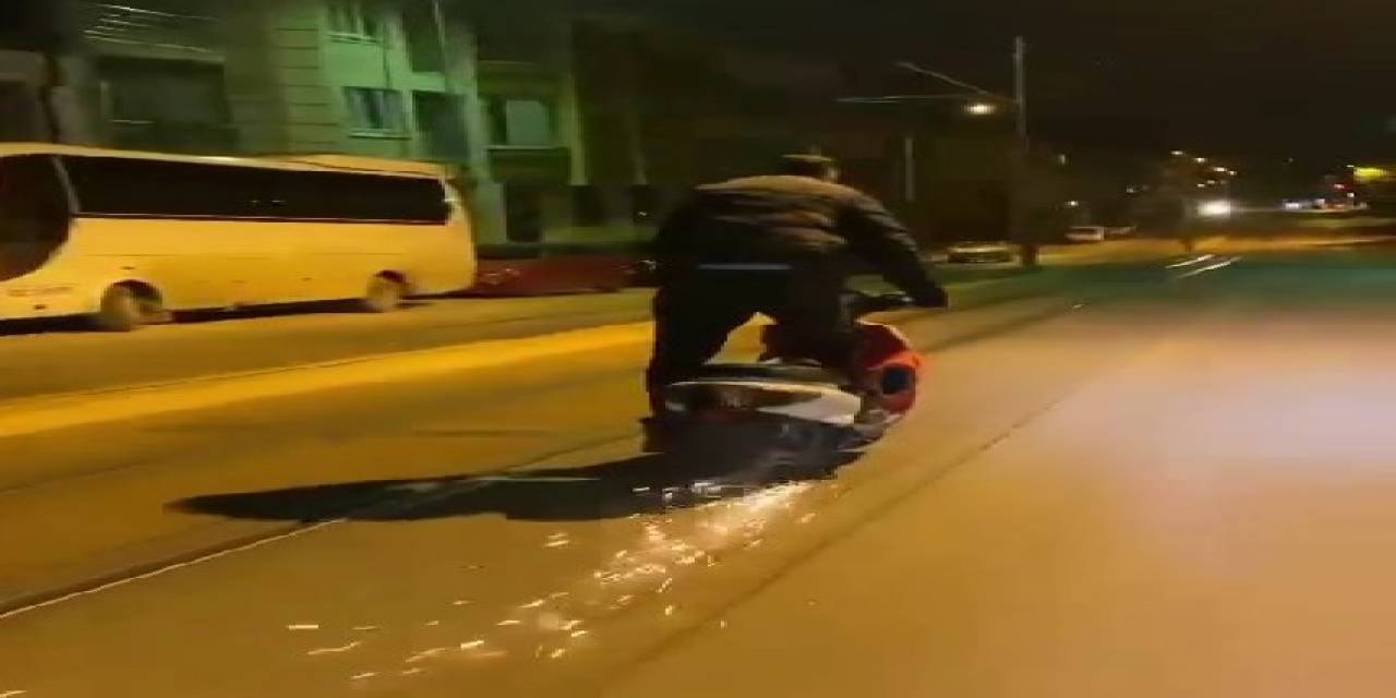 Elektrikli Bisikletleriyle Kıvılcımlar Çıkartıp Riskli Hareketler Yaptılar