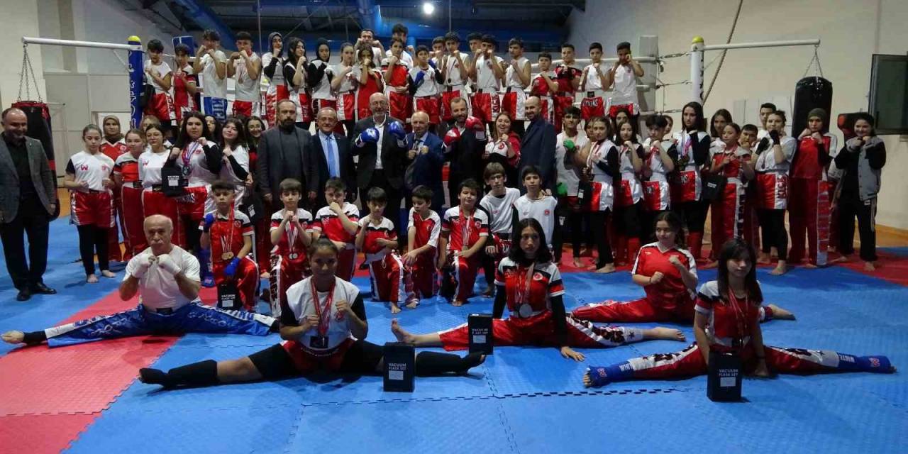 Kütahya’da Kick Boksta Ulusal Ve Uluslararası Yarışmalarda Başarı Elde Eden Sporcular Ödüllendirildi