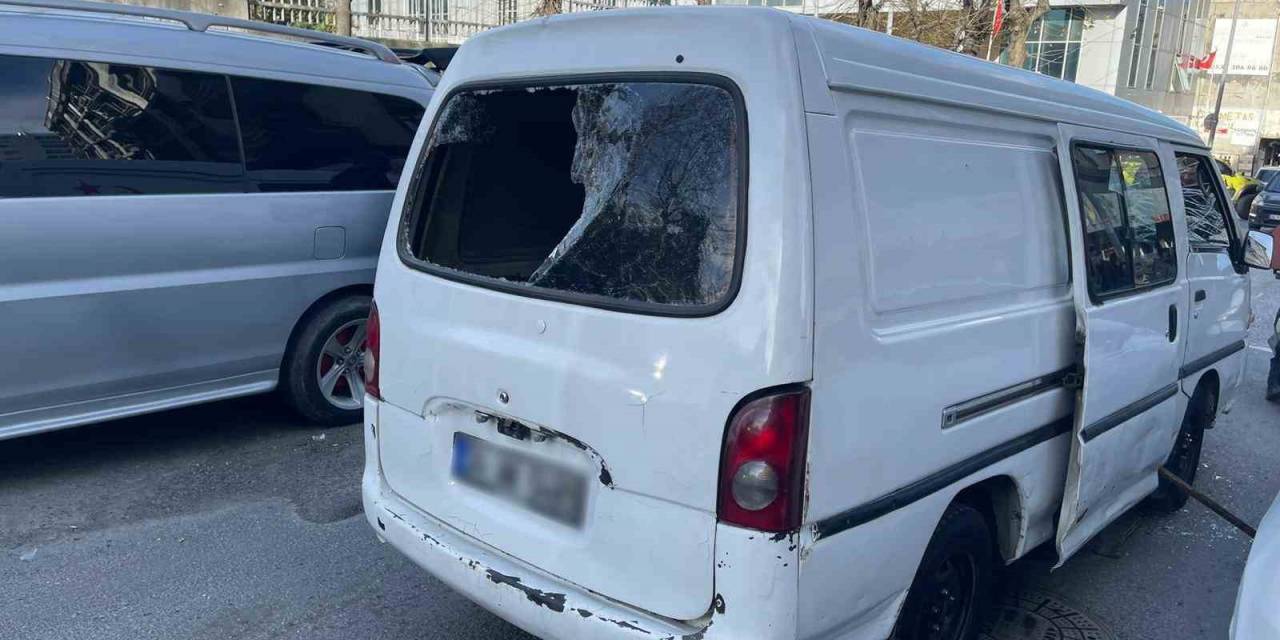 Gaziosmanpaşa’da Trafikte Tartışmanın Ardından Birbirlerine Balyozla Saldıran Sürücüler Yakalandı