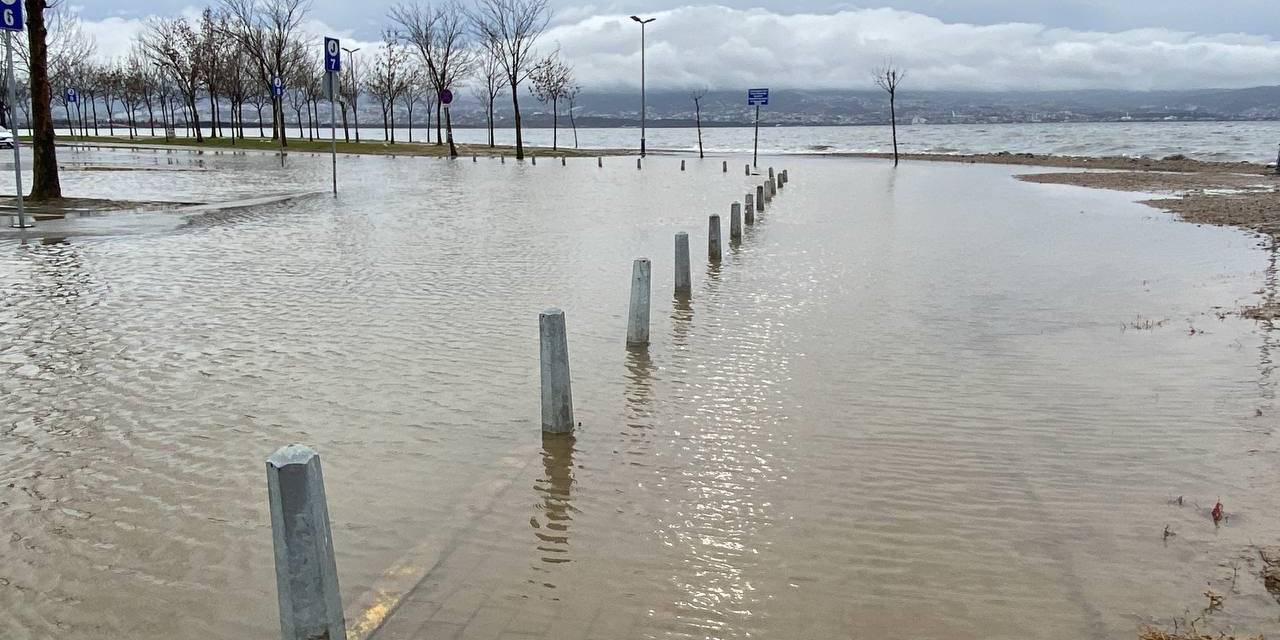 Kocaeli’de Deniz Taştı, Sahil Bandı Suyla Doldu