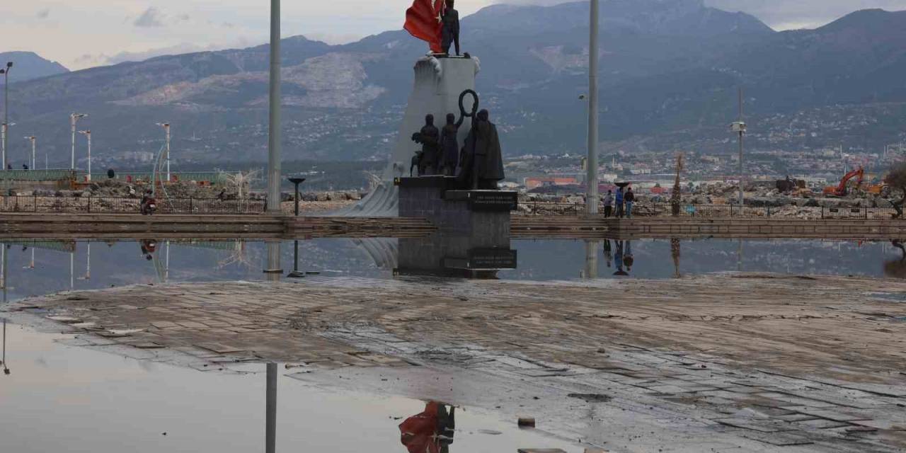 İskenderun’da Suların Çekilmeye Başlamasıyla Vatandaşlar Hafta Sonunun Keyfini Çıkarıyor