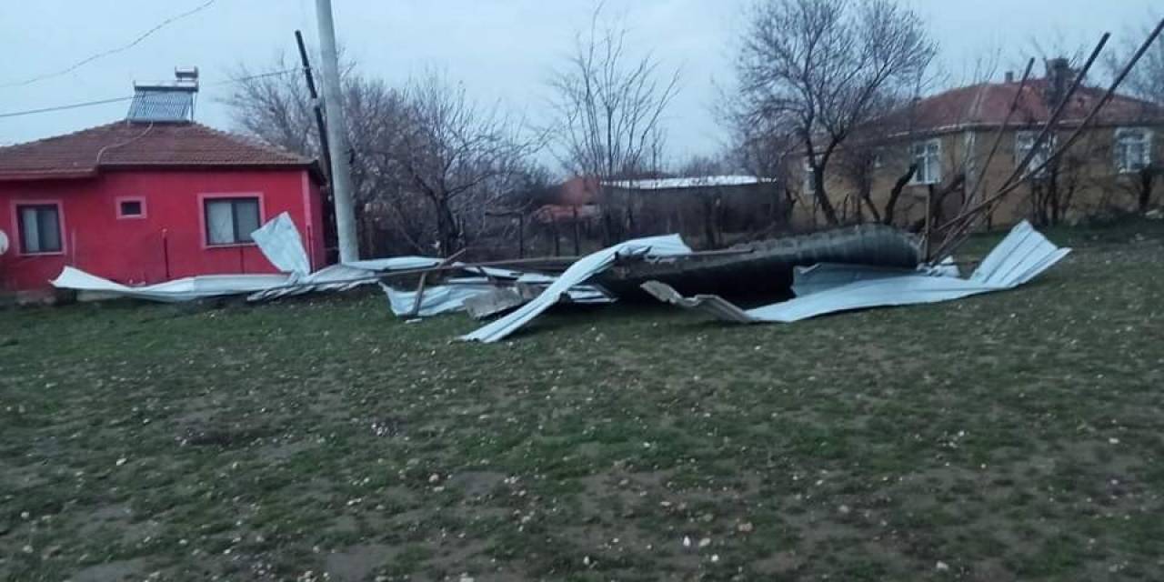 Edirne’de Fırtına Çatıları Uçurdu, Ağaç Ve Direkleri Devirdi
