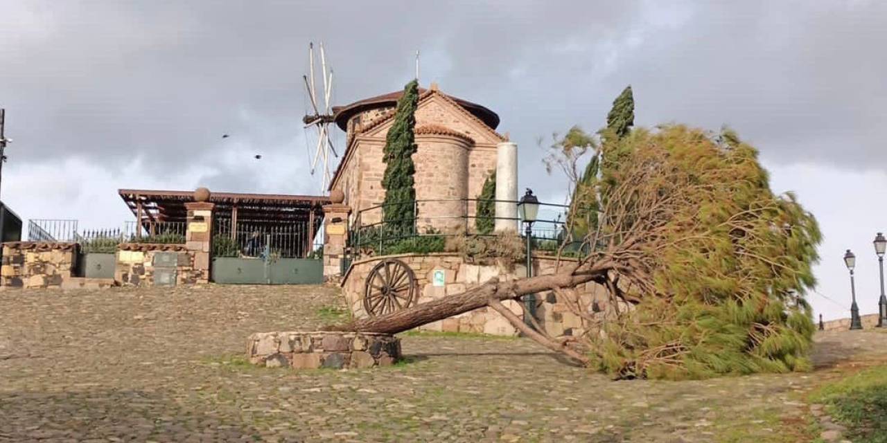 Ayvalık’ta Kuvvetli Fırtına Ve Yağış Etkili Oldu