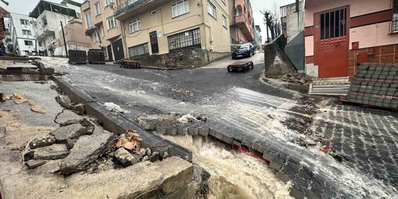 Bursa’da Şiddetli Yağış Sonrası Yollar Dereye Döndü, Evleri Su Bastı