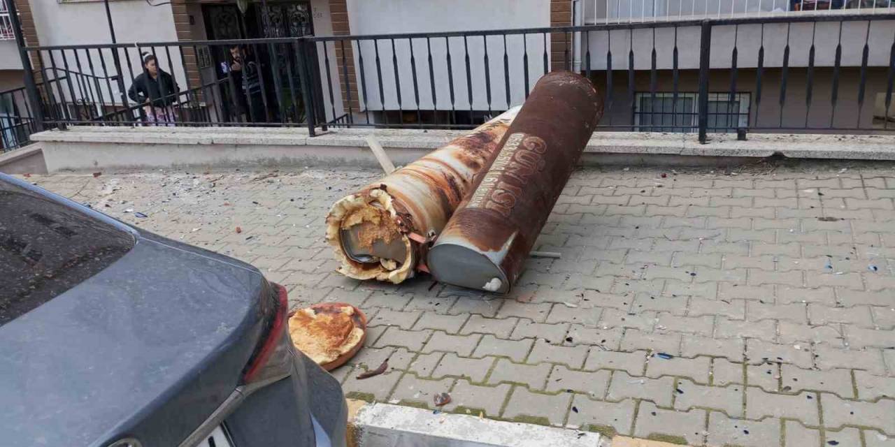 Kuvvetli Rüzgar Çatıları Uçurdu, Araçlara Zarar Verdi