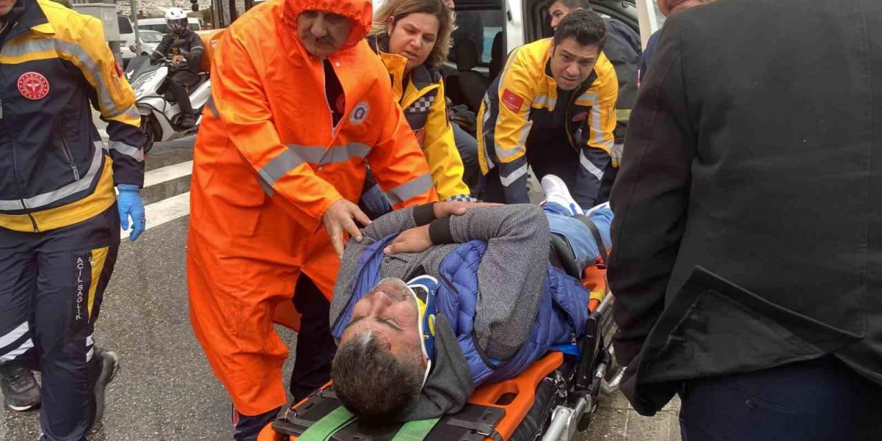 Halk Otobüsüyle Hafif Ticari Araç Çarpıştı, Sıkışan Sürücüyü Ekipler Çıkardı