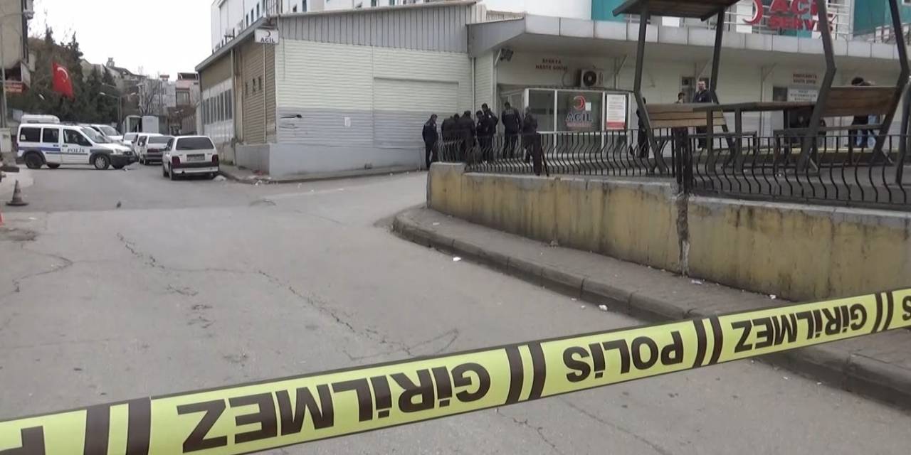 Acil Girişine Bırakılan Çanta Bomba Paniğine Yol Açtı