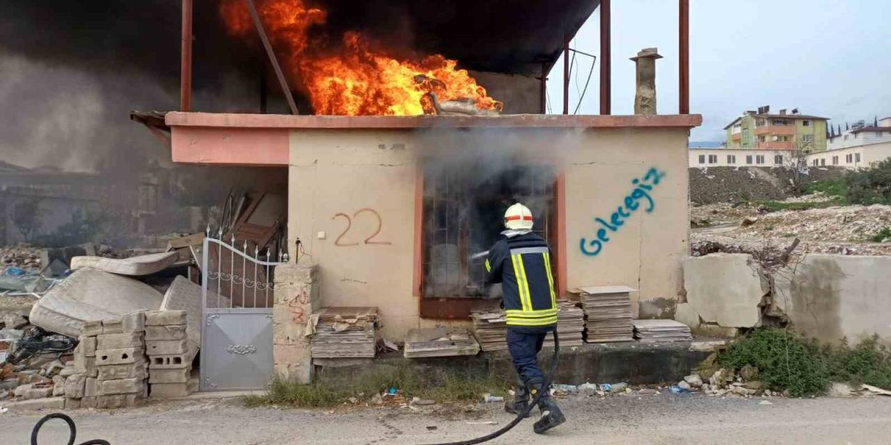 Hatay’da Bir Evde Çıkan Yangın Maddi Hasara Neden Oldu