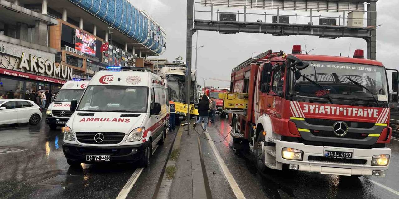 Esenyurt’ta İett Otobüsü Yön Direğine Çarptı: 8 Yaralı