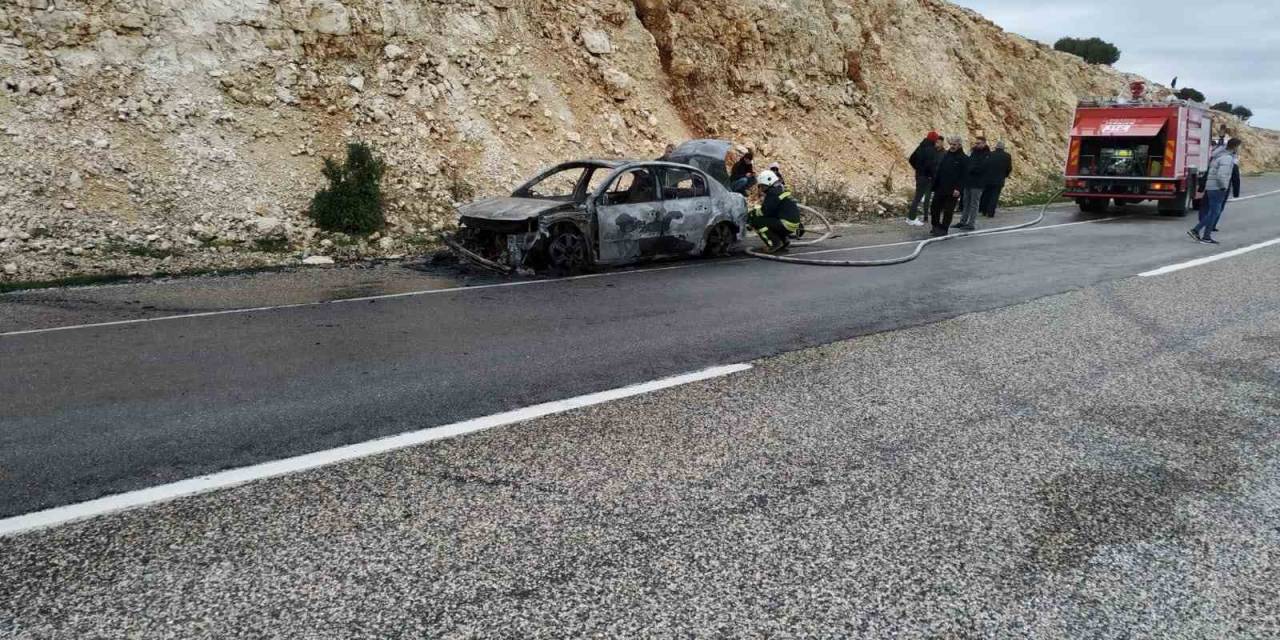 Seyir Halindeki Otomobil Yandı, 5 Kişi Son Anda Dışarı Çıktı