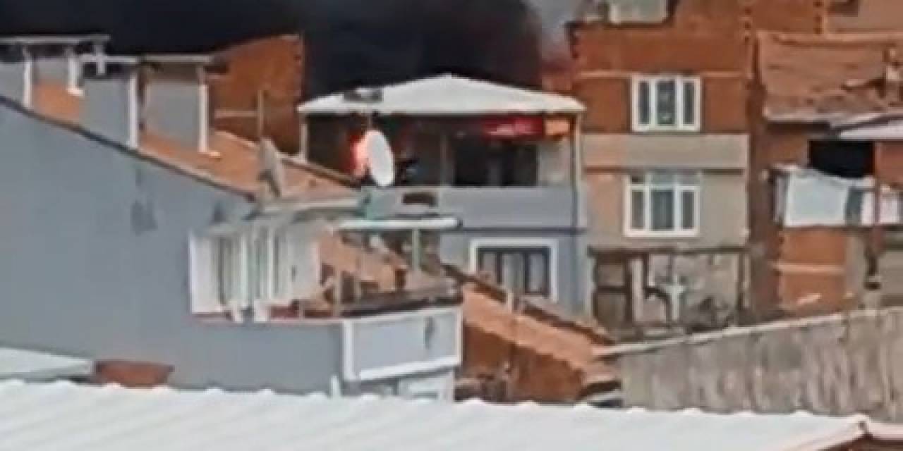 Bursa’da Çatı Yangını Mahalleliyi Ayağa Kaldırdı
