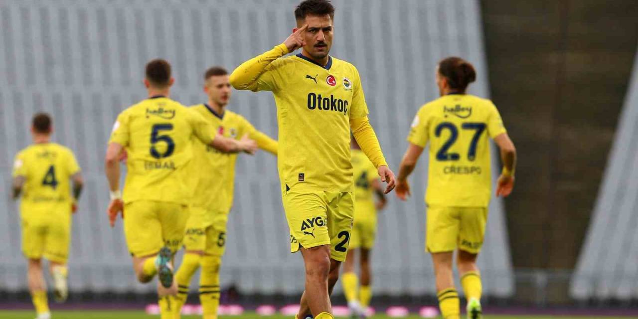 Trendyol Süper Lig: İstanbulspor: 1 - Fenerbahçe: 4 (İlk Yarı)