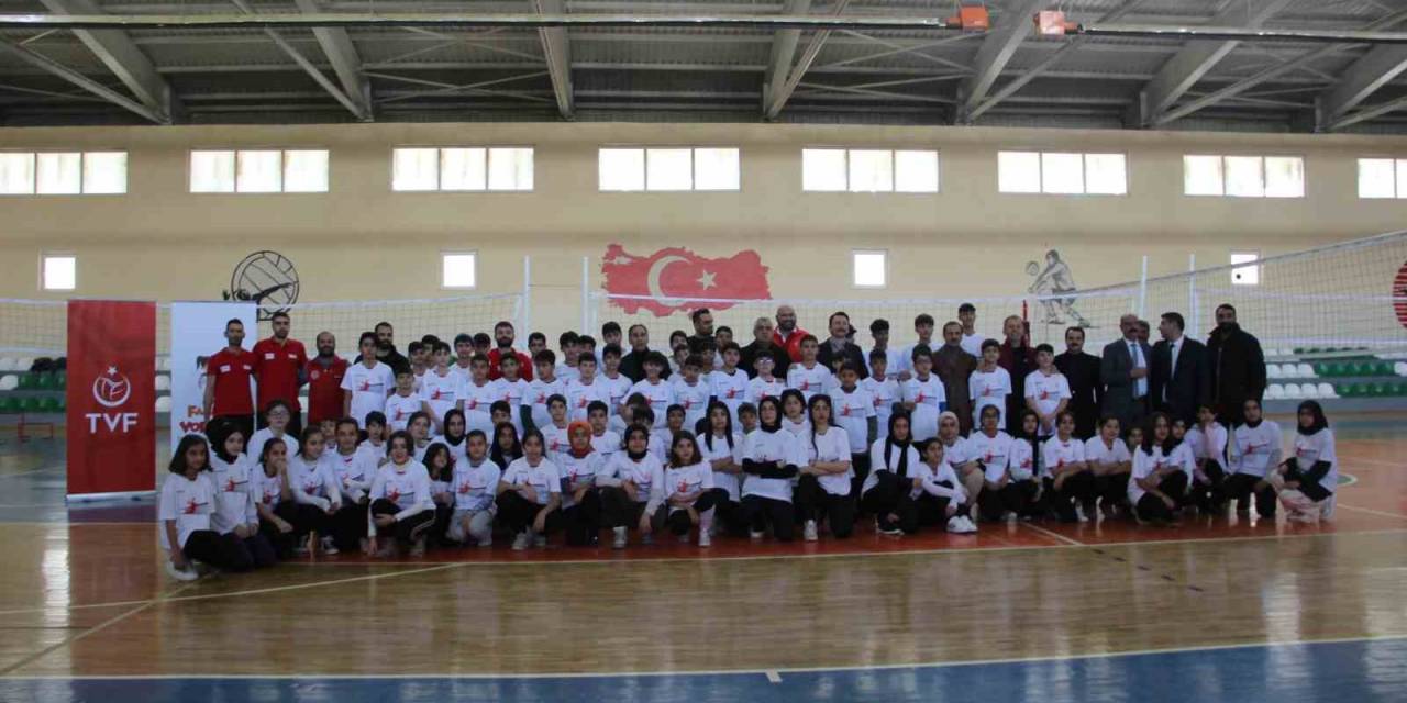 Solhan’da Fabrika Voleybol Okulu Açıldı