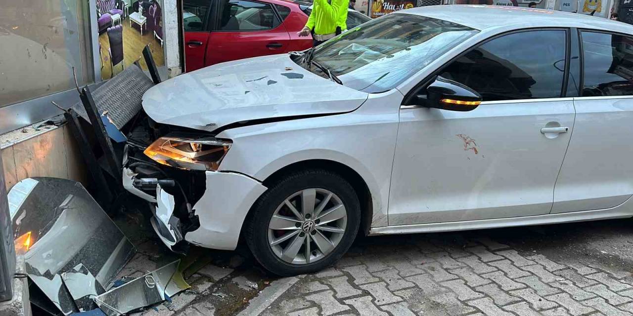Kaza Sonrası Savrulan Otomobilin Çarptığı Yaya Ağır Yaralandı