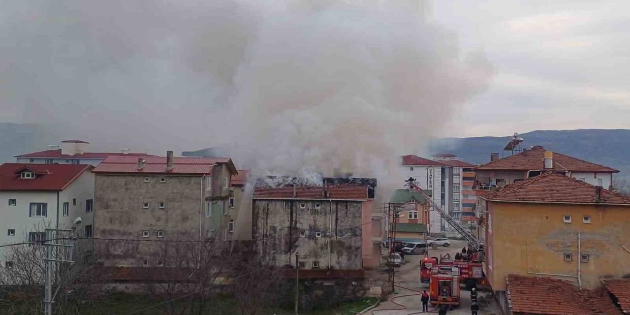 Tokat’ta 3 Katlı Binanın Çatısında Korkutan Yangın