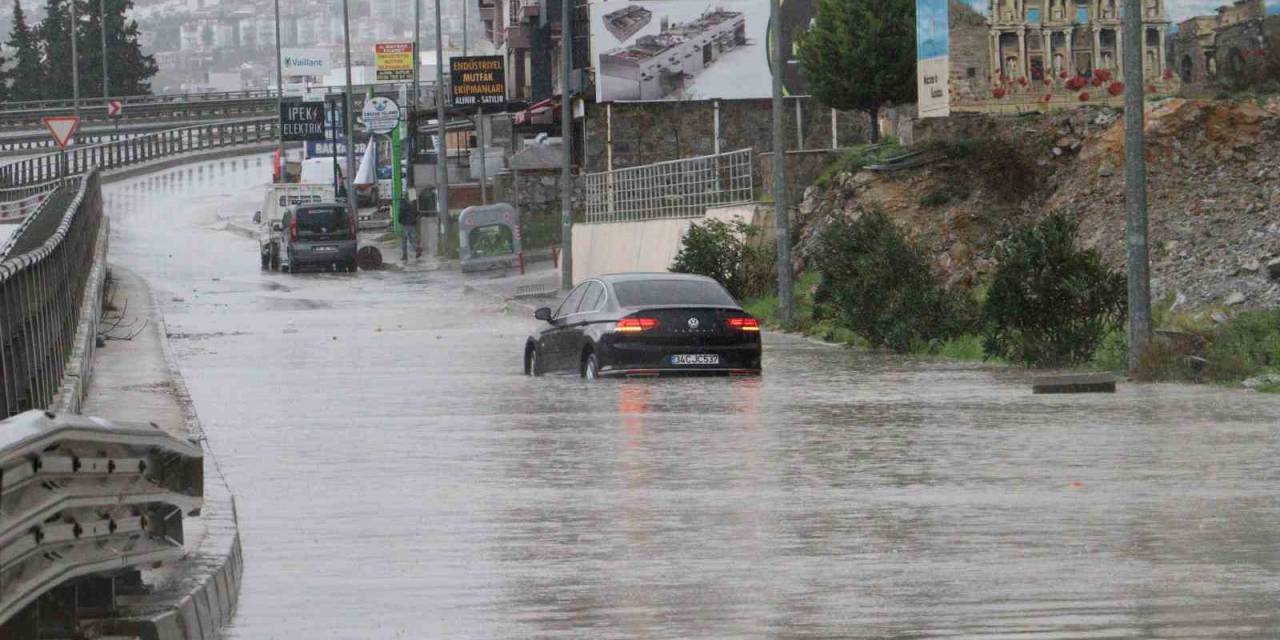 Her Sağanakta Aynı Manzara, Kuşadası’nda Karayolları Yıllardır Sorunu Çözemedi