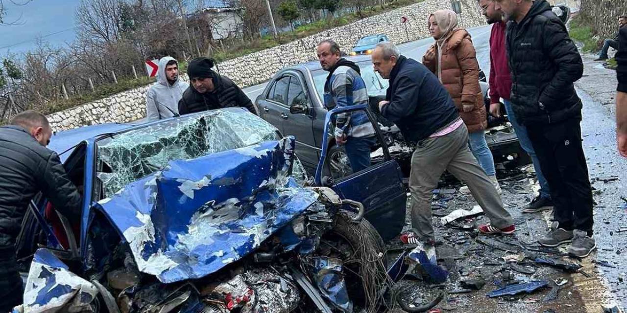 Düzce’de İki Otomobil Kafa Kafaya Çarpıştı: 1 Ölü, 3 Yaralı
